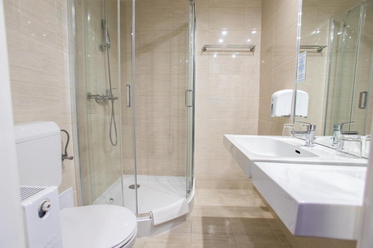 Hotel Arpad Tatabanya Bagian luar foto