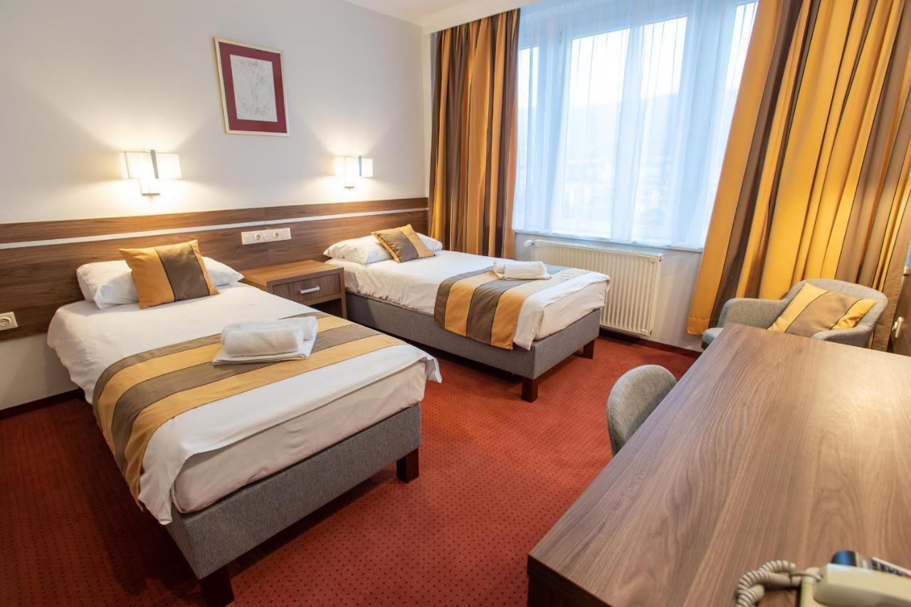 Hotel Arpad Tatabanya Bagian luar foto
