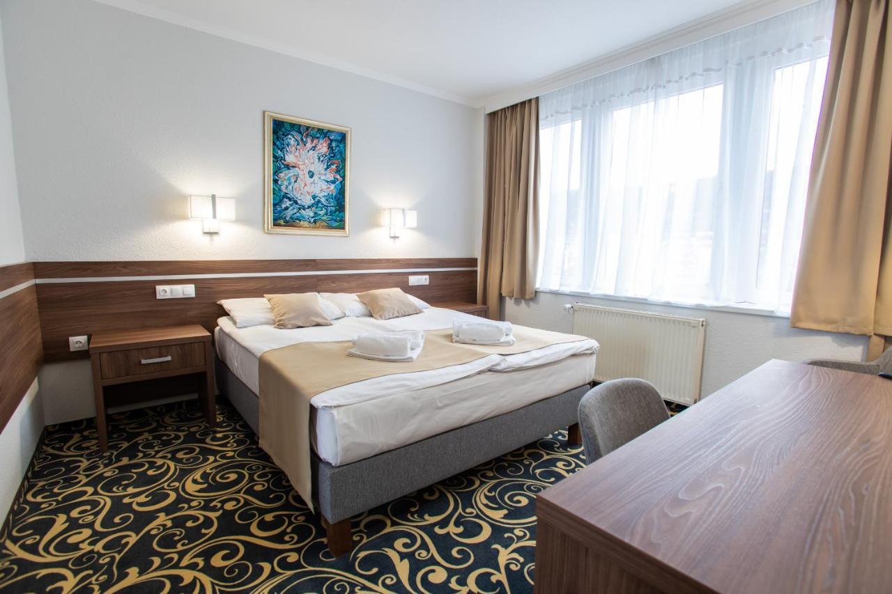 Hotel Arpad Tatabanya Bagian luar foto