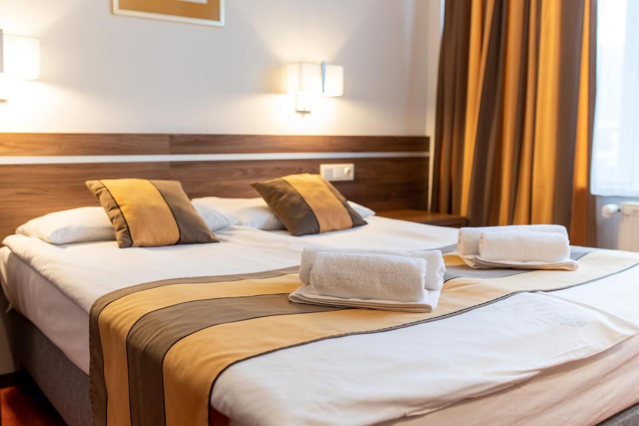 Hotel Arpad Tatabanya Bagian luar foto
