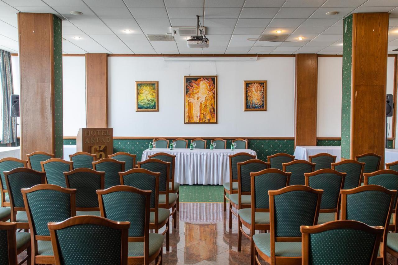 Hotel Arpad Tatabanya Bagian luar foto