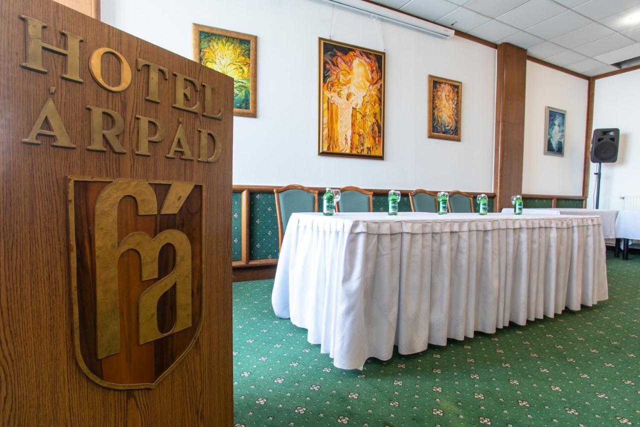 Hotel Arpad Tatabanya Bagian luar foto