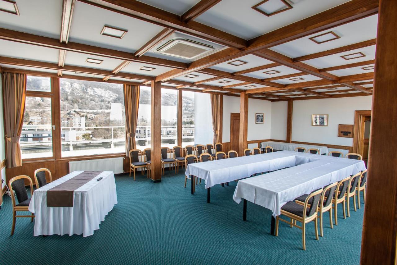 Hotel Arpad Tatabanya Bagian luar foto