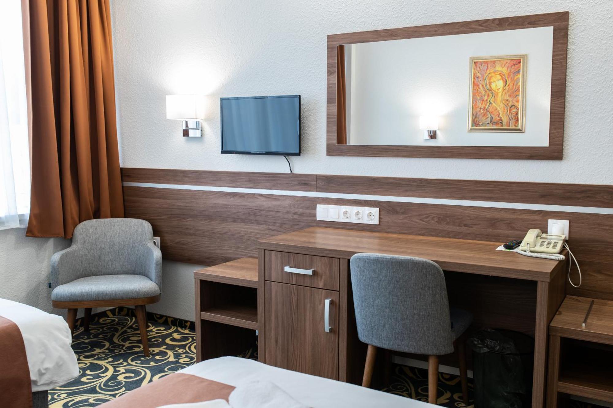 Hotel Arpad Tatabanya Bagian luar foto