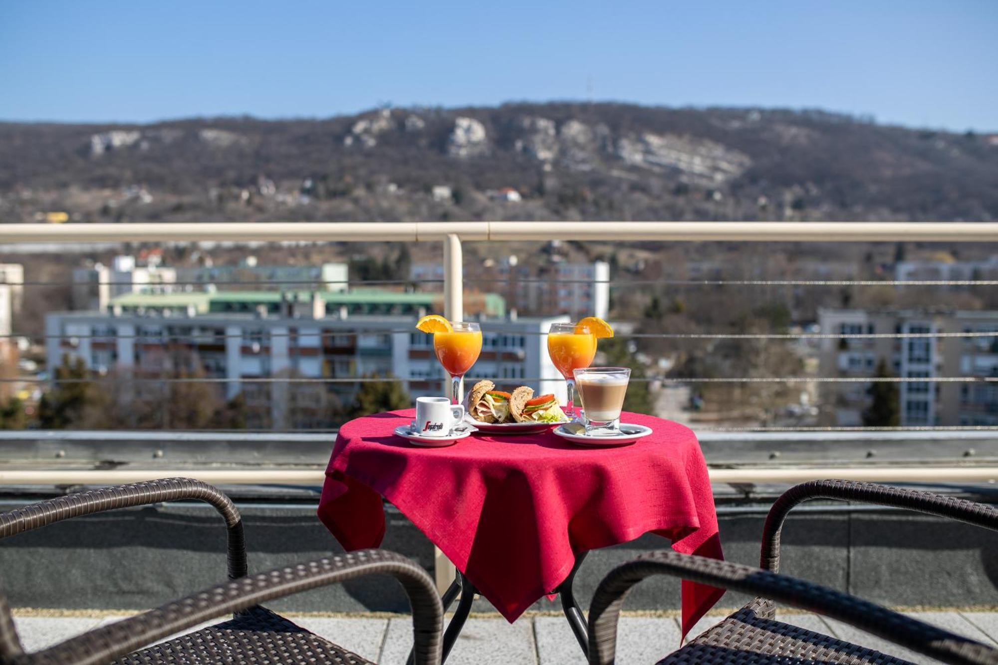 Hotel Arpad Tatabanya Bagian luar foto